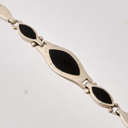  Armband i silver, 19cm, bredd 5,4-12,5mm, 925/1000, Onyx liknande detaljer, vikt 17,72g.