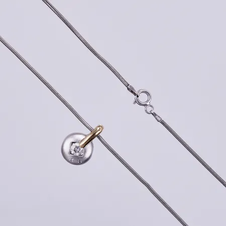 Kedja längd ca 43cm, bredd ca 1mm, hänge med förgylld detalj & vita stenar Ø12mm, 925/1000 silver Vikt: 9,3 g