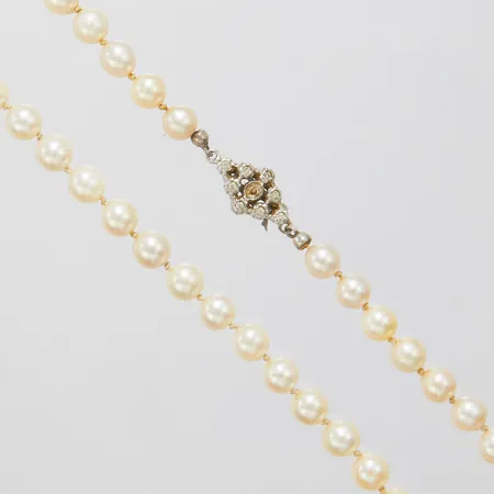 Collier, odlade saltvattenpärlor varav majoriteten slitna, längd: ca.44cm, Ø6-6,3mm, lås i silver 835/1000 med stenar varav en saknas, behov av omträdning, bruttovikt: 21,0g Vikt: 21 g
