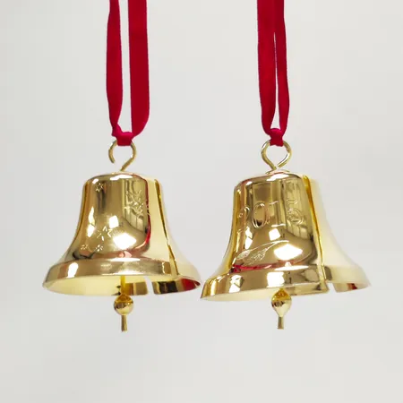 2 Juldekorationer, Georg Jensen, julklockor 2010 samt 2015, Øca.5cm, guldpläterad mässing, 2015 upplaga med rosa extrasnören, i orginalförpackning.  Vikt: 0 g