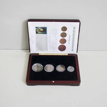 Kopparmyntsamling, 1 Skilling, Ø33-34mm, 1820, 1/2 Skilling, Ø29,5-30,5mm, 1822, 1/4 Skilling, Ø22,5-26mm, 1820, 1/6 Skilling, Ø20,6mm, 1830, schatull i trä, äkthetscertifikat från Mynthuset, vikt 44g.