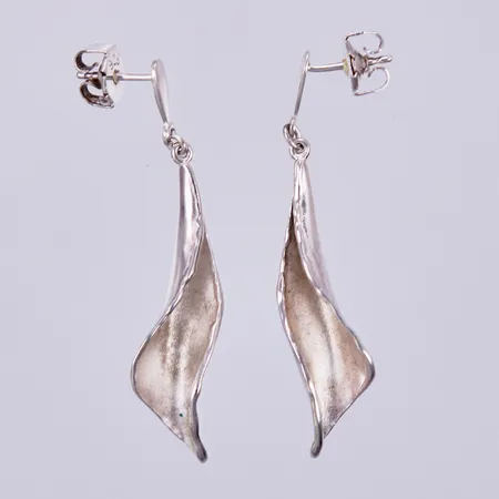 Ett par örhängen med halvpärlor, Ø ca 3mm, silver 830/1000 Vikt: 0,8 g