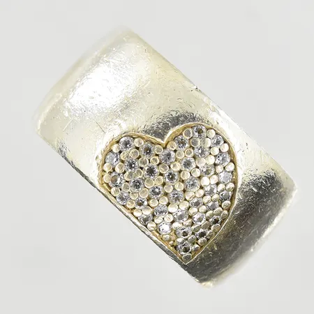 Ring med hjärta med vita stenar, Thomas Sabo, stl 16½, bredd 12 mm, 925/1000 silver. Vikt: 19,1 g