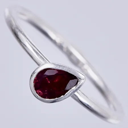 Ring med ametist, stämplad HHN XL, stl: 18¾, bredd ca 1-5mm, 925/1000 silver Vikt: 2,1 g