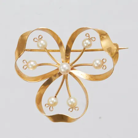 Brosch, 29,6x32,6mm, odlade saltvattenpärlor, svenska stämplar, 18K Vikt: 3,2 g