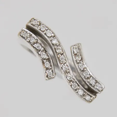 Ring, Ø16, diamanter 23xca0,0075ct, bredd:2,5-8,5mm, vitguld, 18K.  Vikt: 8,4 g