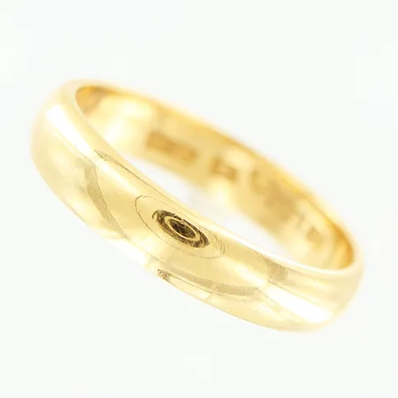 Ring, slät, stl 18½, bredd 4mm, gravyr, 18K. Vikt: 4,5 g