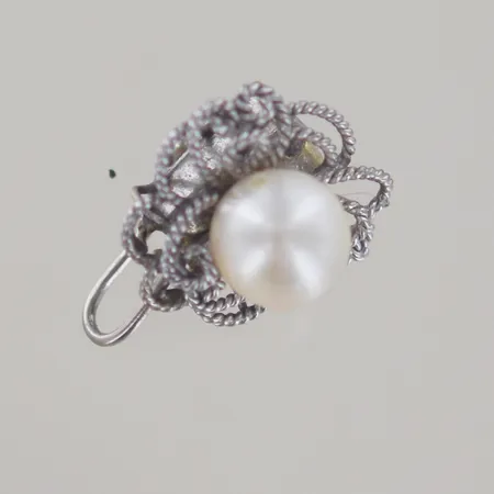 Singel örhänge med pärla, längd 2 cm bredd 17,6 mm, omgjord lås, 14K  Vikt: 4,1 g