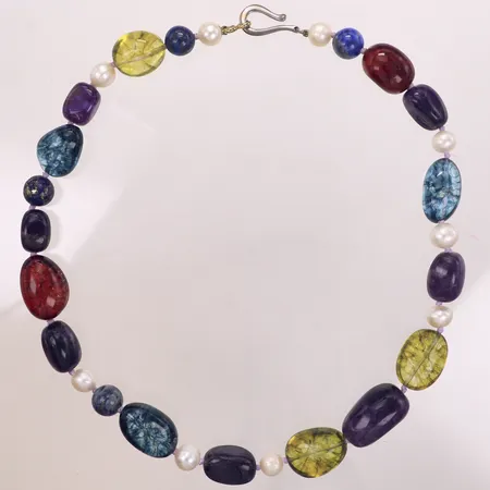 Collier med odlade sötvattenspärlor Ø9-11mm, ametist, lapis lazuli och färgad bergkristall, längd 54cm, bredd 9-18,8mm, lås i oädel metall, från The Metropolitan Museum of Art, informationskort, smyckespåse