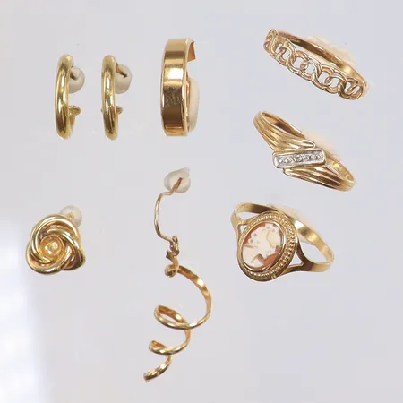 Diverse guld, defekt/av, buckligt 18K  Vikt: 5,6 g