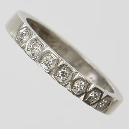 Alliansring, 7 åttkantslipade diamanter 0,11ctv enligt gravyr, Ø16¾, bredd: 2,8-2,9mm, vitguld, personlig gravyr, svenska stämplar, 18K Vikt: 4,7 g