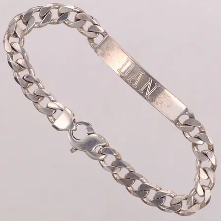 Armband Pansar med bricka, längd 21,5cm, bredd 8mm, gravyr, silver 925/1000 Vikt: 28,3 g