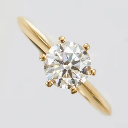 Enstensring med syntetisk diamant 1 x 1,07ct, D/VS1, enligt laserinskription från IGI: LG629485268, Ø16½, bredd: 2-8mm, höjd: 1,5-7mm, utskrift av certifikat medföljer, 18K Vikt: 3,1 g