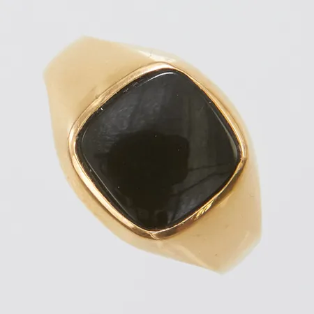 Klackring med onyx, Ø21, bredd: 3,7-13,6mm, liten buckla, svenska stämplar, 18K Vikt: 3,8 g