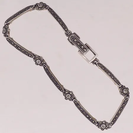 Armband med markasiter, längd 19cm, bredd 2,7-6mm, Guldfynd, en sten saknas, vissa stenar sneda, silver 925/1000 Vikt: 9,7 g