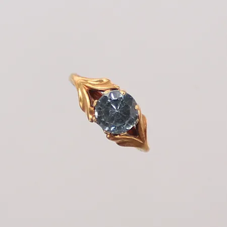 Ring med vit sten stl 14½, 14K, bruttovikt 1,3g Vikt: 1,3 g