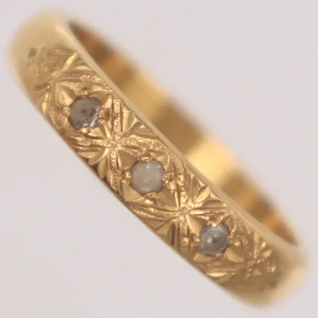 Ring med vita stenar, stl 18¼, bredd 4,3mm, 20K Vikt: 6,5 g