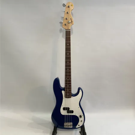 Elbas Squier P-bas Affinity Series, Crafted in China, serienummer CY01118184, rak hals, intonerar bra, inget strängrassel, skrap/glapp i volymkontroll, skruvar saknas på plektrumskydd, hårt bruksslitage, lackskador, en stämskruv något lös, knopp på tonkontroll saknas, levereras utan fodral Vikt: 0 g
