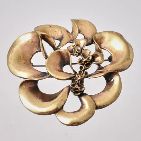Brosch i brons, mått 60x64,8mm, design Hannu Ikonen.