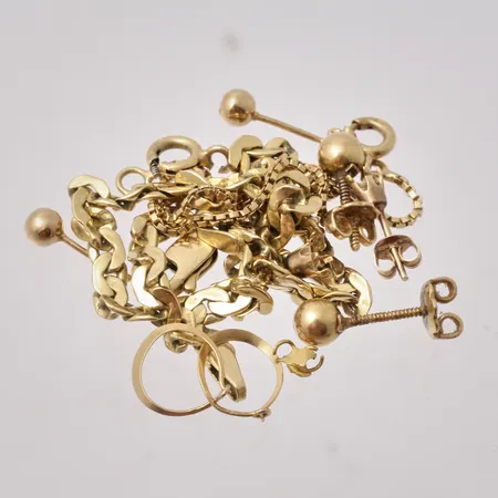 Diverse defekt guld, 18K, vikt 8,58g.