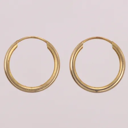 Ett par örhängen creoler, ca Ø16mm, bredd 1,8mm, 14K Vikt: 0,6 g
