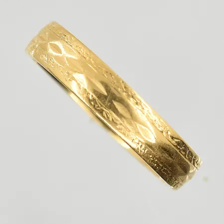 Ring, stl 16¾, bredd 4 mm, gravyr, 18K. Vikt: 3 g