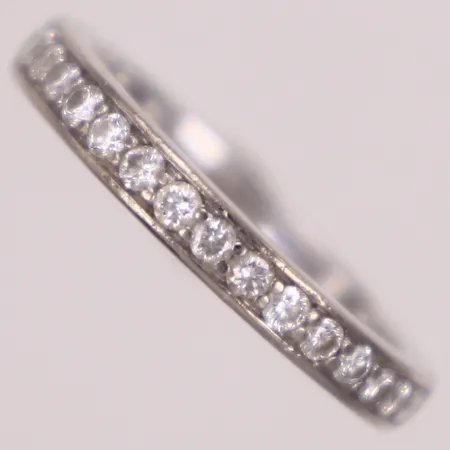 Halvalliansring med diamanter 15xca0,02ct, totalt 0,31ctv enligt gravyr, stl 15¾, bredd 2,9mm, GHA, vitguld, 18K  Vikt: 4,2 g