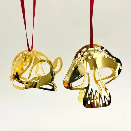 Juldekorationer hjort och svamp, Georg Jensen, längd ca 9cm, 18K guldpläterad mässing, design Sanne Lund Traberg, ur Christmas Collectibles 2023, originalask Skickas med paket.