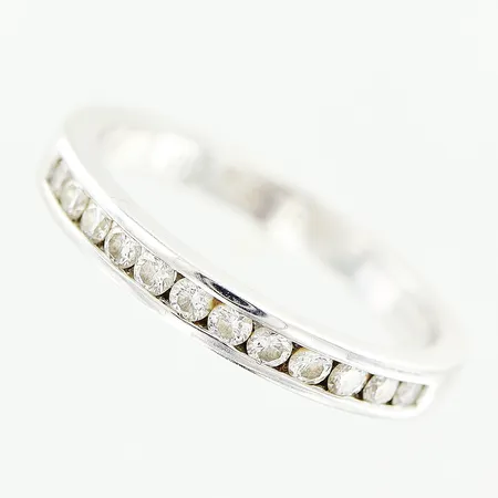 Ring, briljantslipade diamanter 12 x ca 0,02ct, stl 17¼, bredd 2,8mm, vitguld, gravyr, 18K. Vikt: 3,8 g