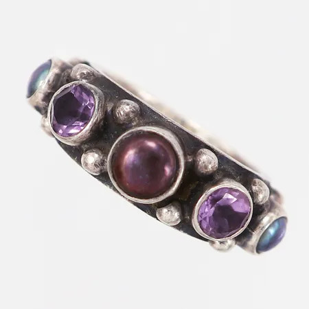 Ring KumKum med lila stenar, stl 17, bredd: 5,5-8,5mm, silver 925/1000 Vikt: 8,3 g