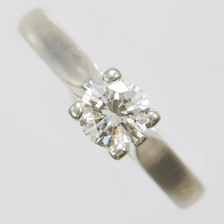 Enstensring med diamant ca 0,50ct, W-TW/SI2, Ø15¾, bredd: 2,4-5mm, höjd: 1,4-6,8mm, engelska stämplar, platina, vikt: 4,9g.