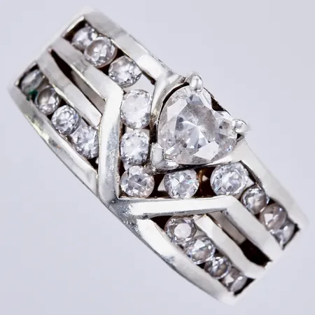Ring med stenar, stl: ca 16¼, bredd: ca 4-10mm, 925/1000 silver  Vikt: 6,1 g
