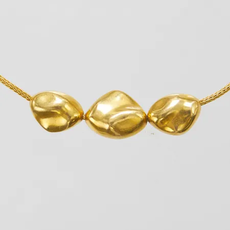 Collier, spigalänk med tre integrerade hängen, längd: 44cm, bredd: 1,4-12,2mm, små skevheter längst kedja, 21K Vikt: 15,4 g