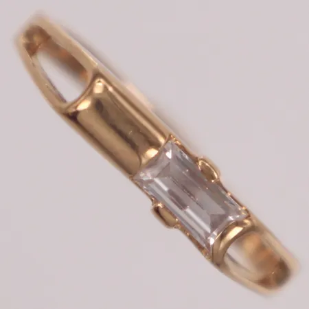 Ring med vit sten, stl 18½, bredd 1,7-4,2mm, ostämplad, 14K Vikt: 2,2 g