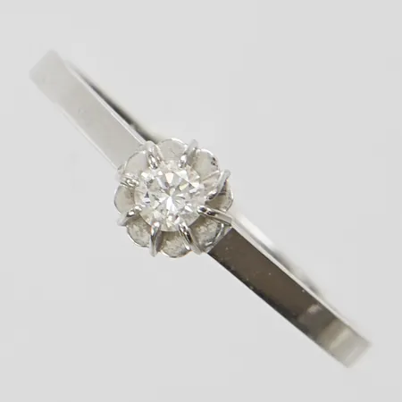 Ring, diamant 0,12ct enligt gravyr, Ø18, bredd: 1,5-5,2mm, en sned klo, vitguld, svenska stämplar, 18K Vikt: 2,1 g