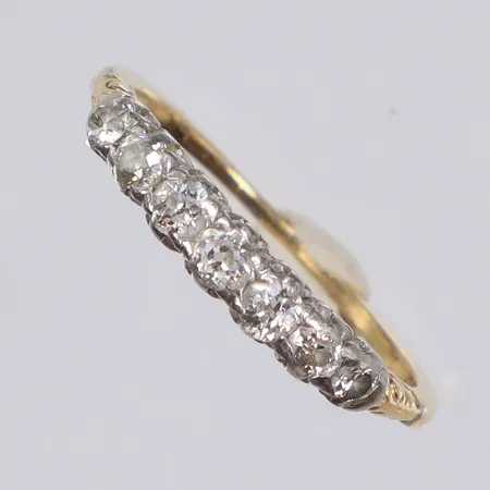 Ring med diamanter, äldre slipning 7xca0,05ct, stl 16¼, bredd 1-3mm, ostämplad, 14K  Vikt: 2 g