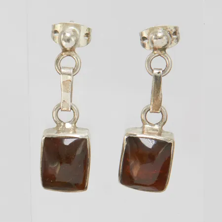 Ett par silverörhängen, polerad bärnsten, 27,5x8,9mm, ostämplade Vikt: 4,3 g