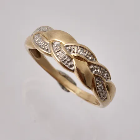 Ring i 18K guld, stl 17, bredd 1,6-5,8mm, 6st små diamanter, tillverkad av Guldfynd, vikt 2,22g.