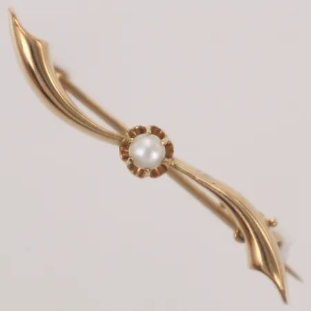 Brosch med odlad halvpärla Ø3,6mm, längd 41,3mm, bredd 5,3mm, slitage på pärla, 18K  Vikt: 1,8 g