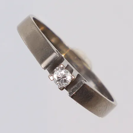 Ring med diamant 1x0,08ct enligt gravyr, stl 17, bredd 2-3mm, vitguld, 18K Vikt: 2,7 g