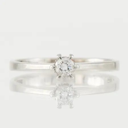 Ring vitguld med solitär diamant på 0.14 ct enligt gravyr, storlek 17 ¼ mm, bredd 2.4-4.8 mm, 18k. Vikt: 2,1 g