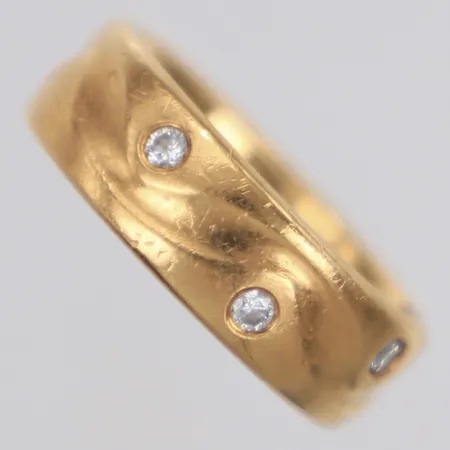 Ring med diamanter 3 x ca. 0,03ct, stl 16, bredd: 6mm, gravyr, 18K Vikt: 7,2 g