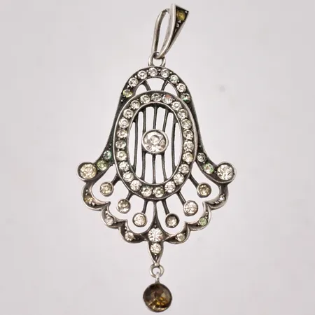 Hänge i silver, mått 25,2x52,6mm, 54st vita stenar, några är missfärgade, spetsöglan är nött, 830/1000, vikt 4,89g.