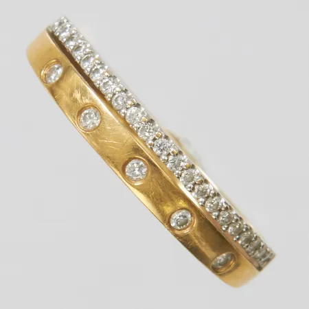 Ring, diamanter 5 x ca.0,02ct + 21 x ca.0,005ct, Ø18, bredd: 2-4mm, tvåfärgad, GHA, 18K Vikt: 2,1 g
