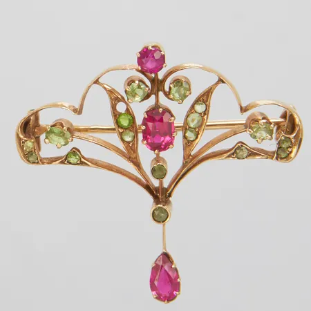 Brosch, syntetiska rubiner samt demantoidgranater varav en saknas, 36x38mm, sannolikt tidigt 1900-tal, ryska stämplar, 14K Vikt: 5,3 g