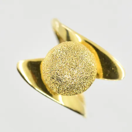 Ring med matterad kula, stl 17¾, bredd 2-17 mm, 18K. Vikt: 4,5 g