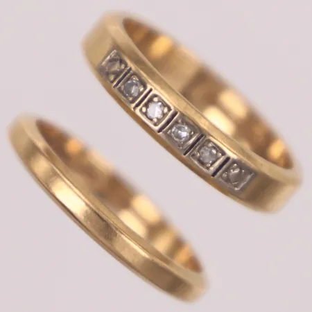 2 Ringar, gravyr, en med diamanter ca 0,04ctv, 18K Vikt: 5,9 g