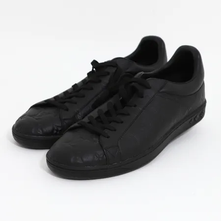 Ett par skor/sneakers Louis Vuitton, stl stl 8½/Eu: 42,5, märkta: FA 0251, präglat monogram-mönster, svarta, nyskick, dustbag med fläckar