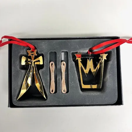 Juldekorationer rosett och krona, Georg Jensen, längd 7cm, 24K guldpläterad mässing, design Malene Birger 2013, ur Christmas Collectibles, originalask Skickas med paket.