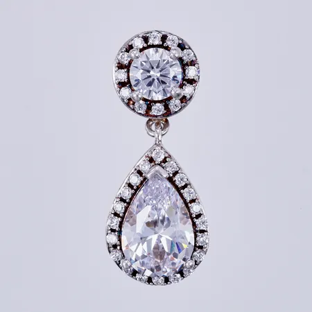 Hänge med vita stenar längd ca 2,2cm, bredd 1-9mm, GHA 925/1000 silver Vikt: 2,8 g
